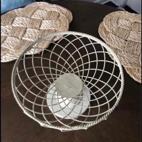 Painted wrought Iron Pedestal Bowl indoor/outdoor - Picture 2 of 3